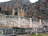 Delphes - le mur du temple d'Appolon
