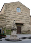 La pauvre façade de l'église des fresques de Piero della Francesca