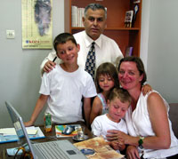 Photo de famille avec Talip, dans son bureau
