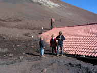 Sur l'Etna : le toit de la maison dans la lave !