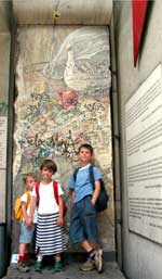 Devant un morceau du mur de Berlin (au musée du Mur)